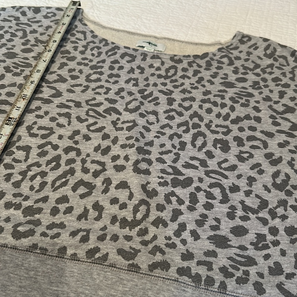 NWOT AERIE oversized cropped leopard grey sweatshirt size large - Picture 8 of 8